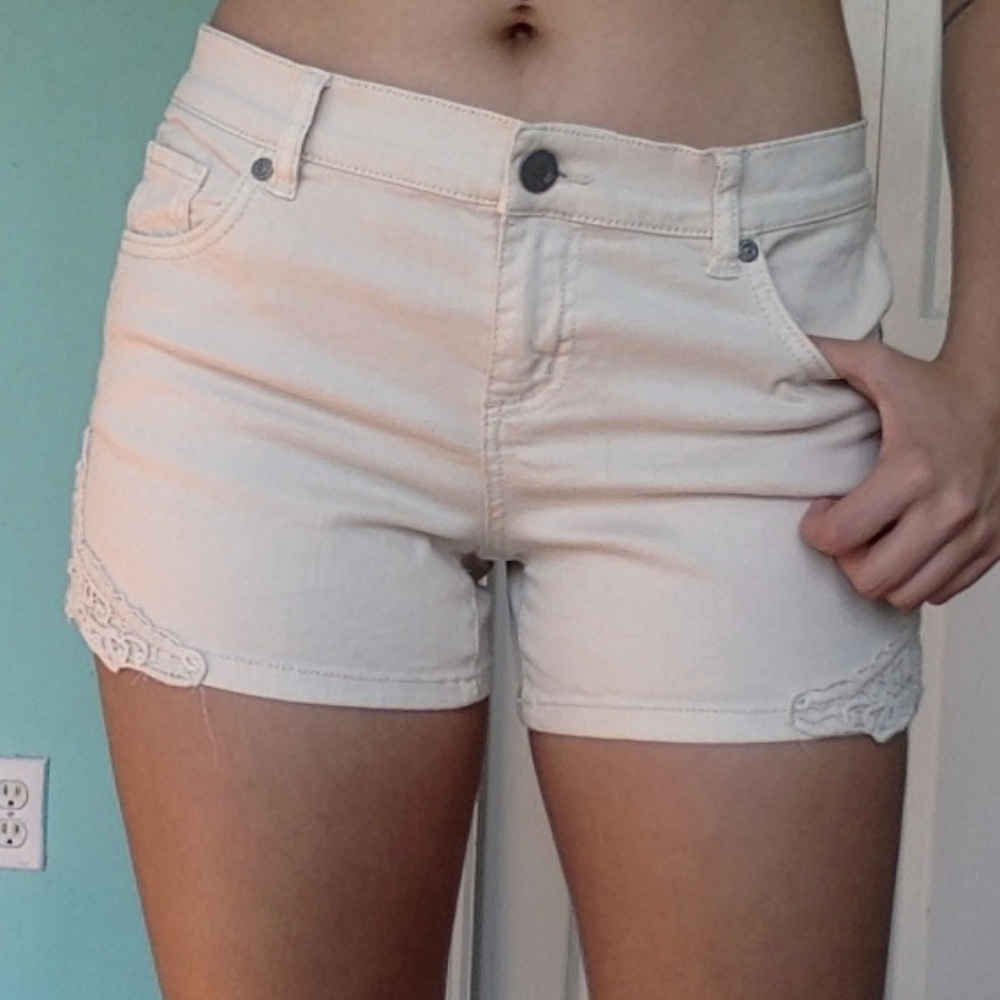 Manilla/Cream Lace Detailed Shorts